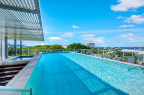 Waters Edge at Harbour Lights - Poolside Convenience